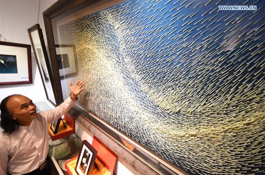 Artista chinês cria pinturas com espinhas de peixe