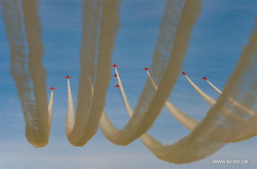 Red Arrows da Força Aérea Real Britânica realizam show na Cidade do Kuwait