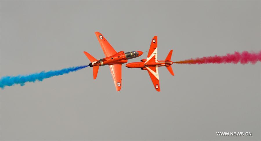 Red Arrows da Força Aérea Real Britânica realizam show na Cidade do Kuwait