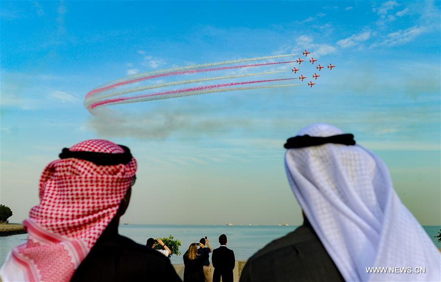 Red Arrows da Força Aérea Real Britânica realizam show na Cidade do Kuwait