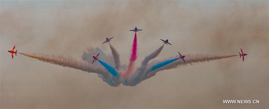 Red Arrows da Força Aérea Real Britânica realizam show na Cidade do Kuwait