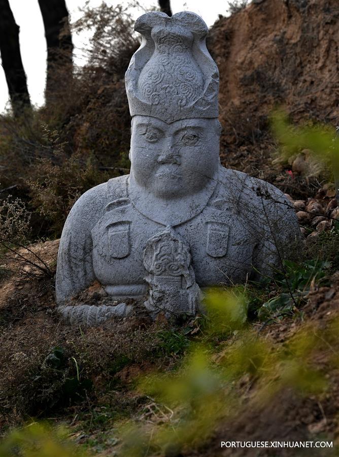 Esculturas de pedra no Mausoléu de Jianling na província de Shaanxi