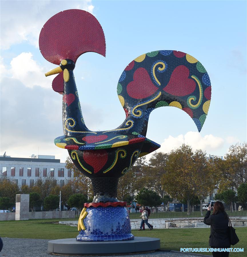 Instalação da obra da arte do galo português em Lisboa