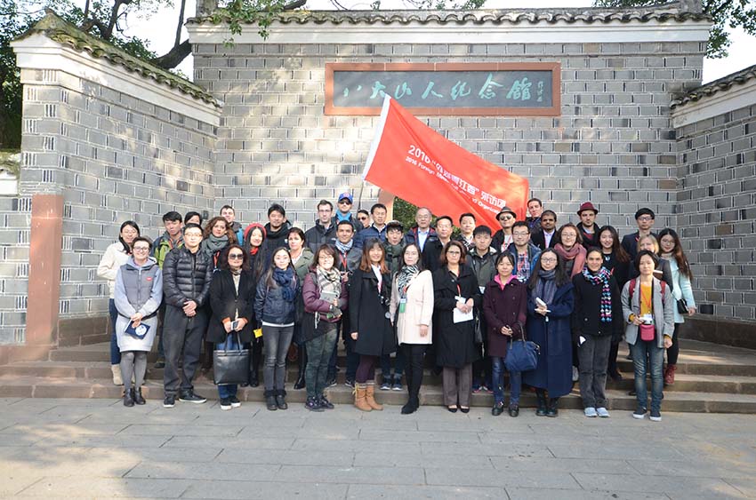 Jornalistas estrangeiros em visita ao pavilhão em memória de Badashanren
