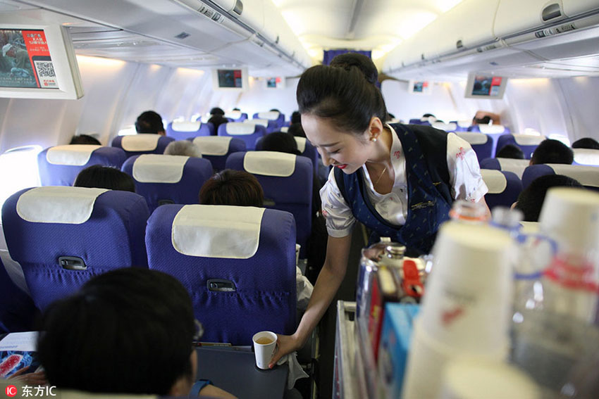 Graciosidade chinesa ao serviço dos passageiros de avião