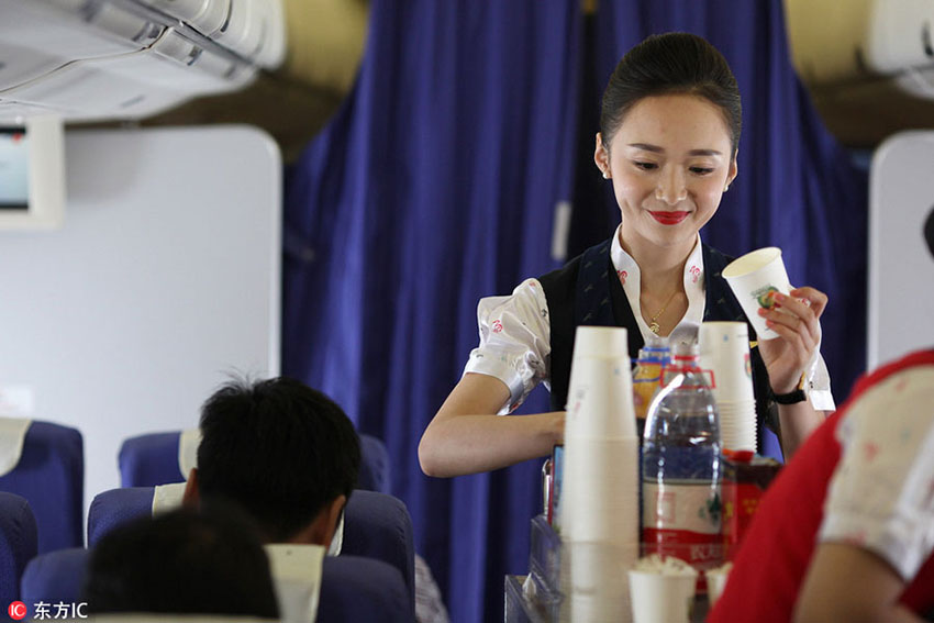 Graciosidade chinesa ao serviço dos passageiros de avião