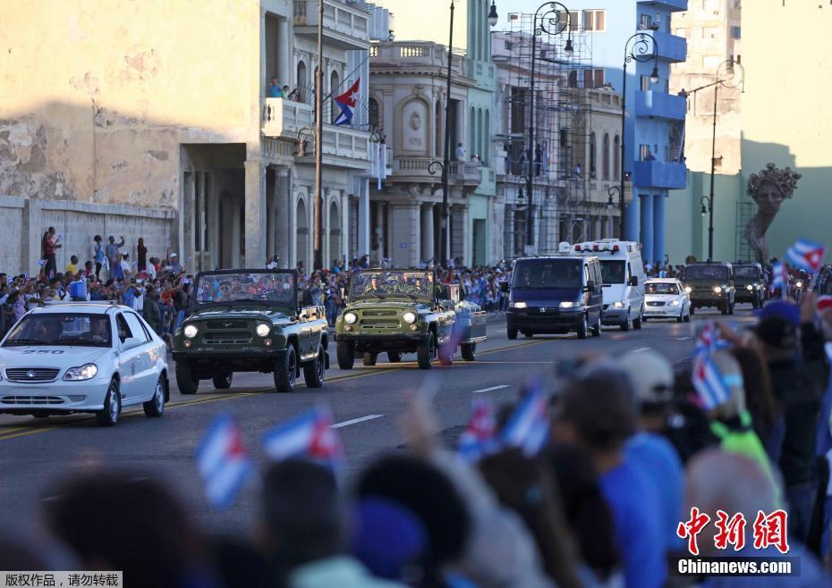 Cinzas de Fidel Castro deixam Havana rumo a Santiago de Cuba