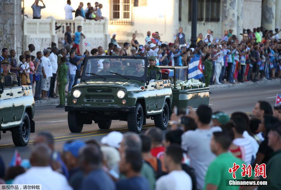 Cinzas de Fidel Castro deixam Havana rumo a Santiago de Cuba