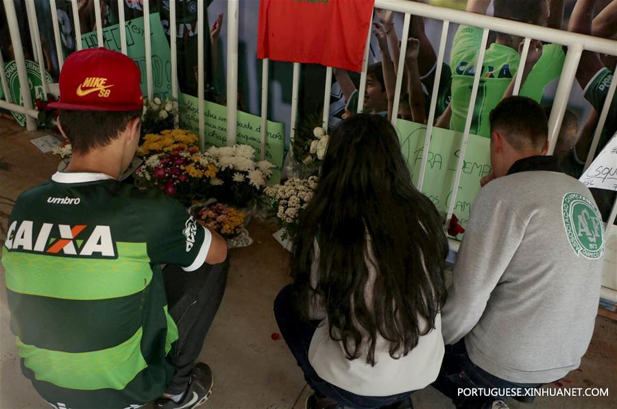 Torcedores da Chapecoense vivem angústia após queda do avião
