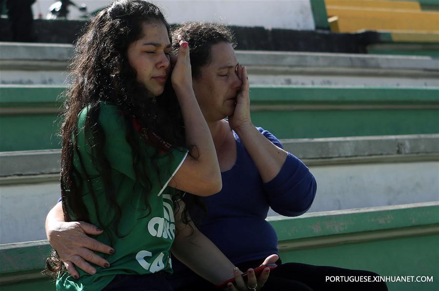 Torcedores da Chapecoense vivem angústia após queda do avião