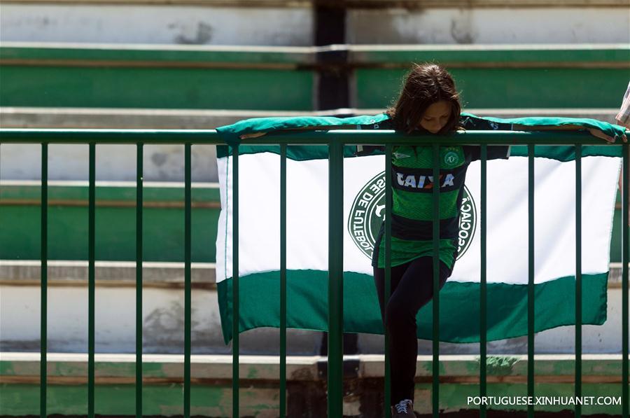 Torcedores da Chapecoense vivem angústia após queda do avião