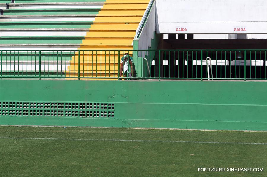 Torcedores da Chapecoense vivem angústia após queda do avião