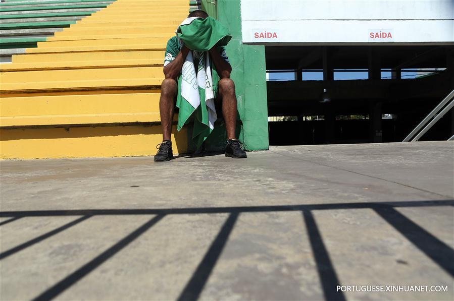 Torcedores da Chapecoense vivem angústia após queda do avião