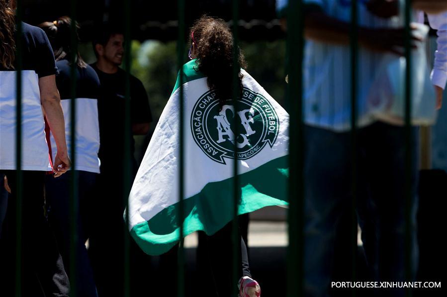 Torcedores da Chapecoense vivem angústia após queda do avião