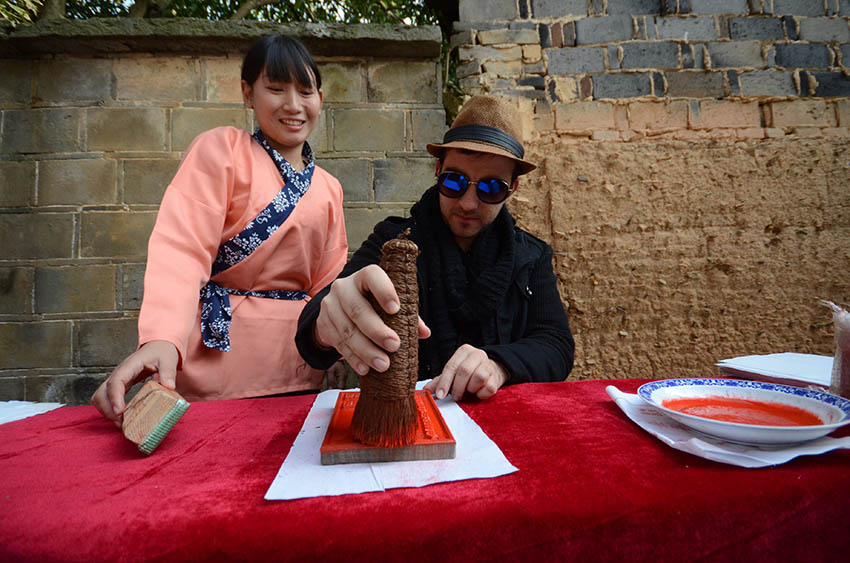 Jornalistas estrangeiros em visita à aldeia histórica de Zhuqiao