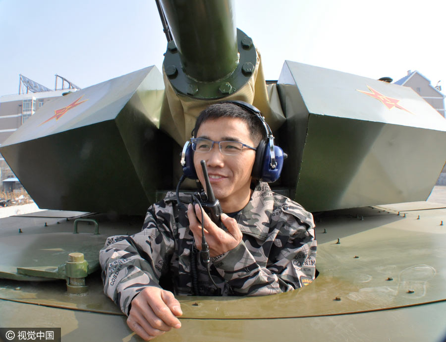 Jovens chineses construem réplica de um blindado