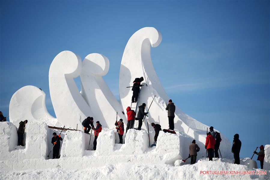 Artistas criam esculturas para exposição internacional de Esculturas de neve em Harbin