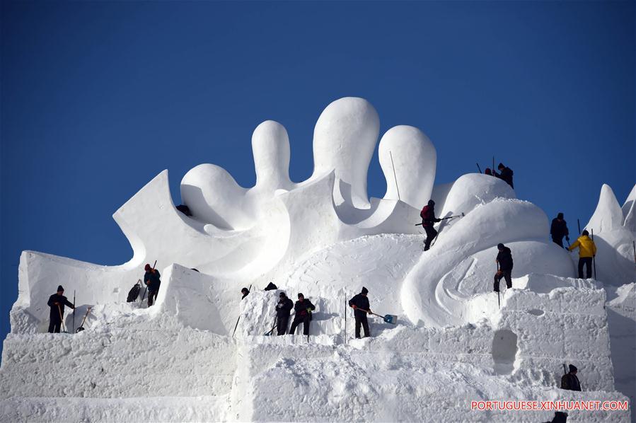 Artistas criam esculturas para exposição internacional de Esculturas de neve em Harbin