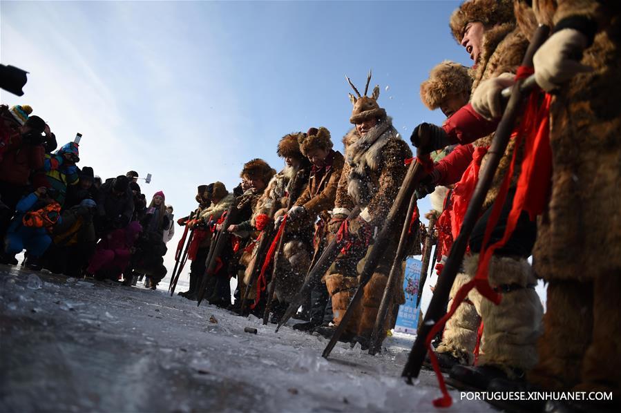 Pessoas realizam rituais folclóricos durante coleta de gelo no rio Songhuajiang, no nordeste da China
