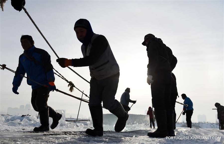 Pessoas realizam rituais folclóricos durante coleta de gelo no rio Songhuajiang, no nordeste da China