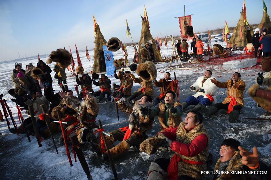 Pessoas realizam rituais folclóricos durante coleta de gelo no rio Songhuajiang, no nordeste da China