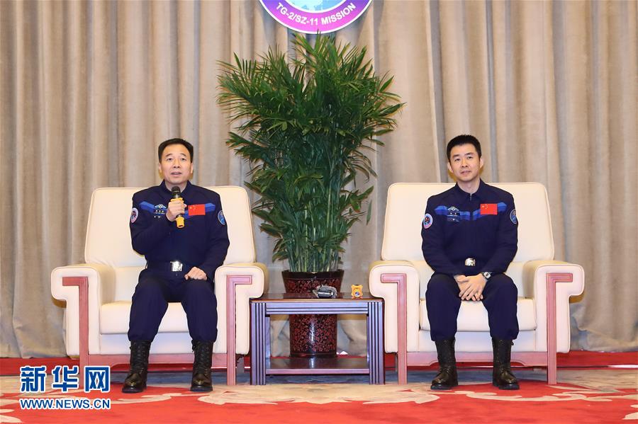 Astronautas chineses regressam da missão espacial Shenzhou-XI