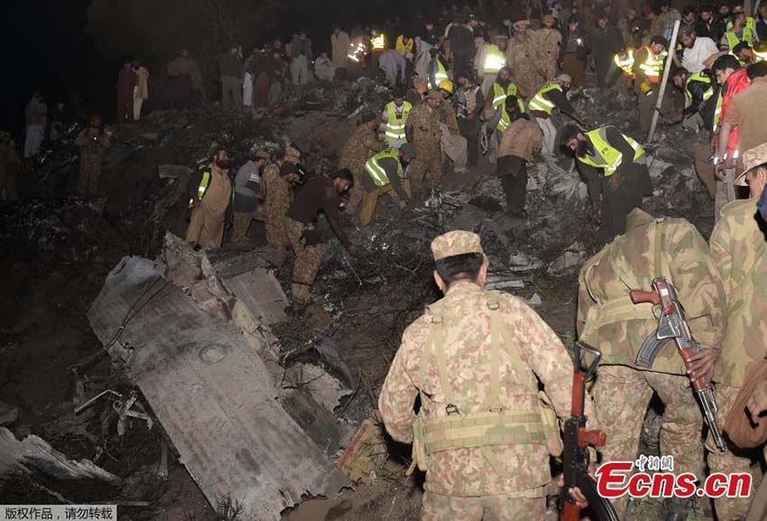 Queda de avião no Paquistão não deixa sobreviventes