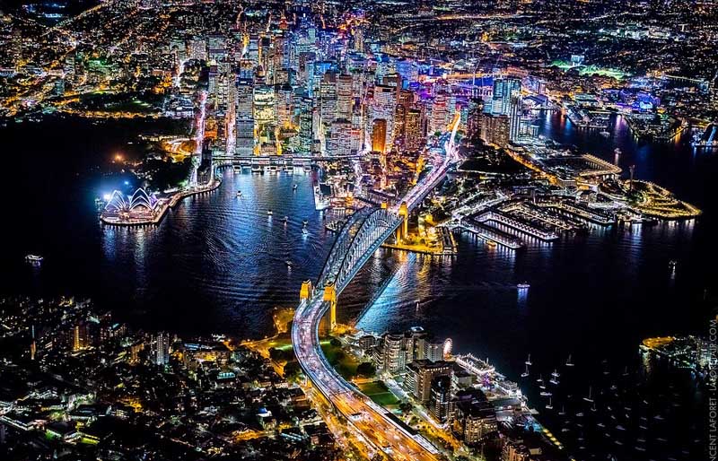 Fotógrafo captura cenário noturno de 10 cidades a 7500 pés de altitude