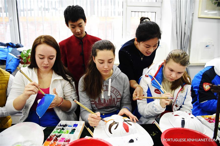 Jovens atletas russos participam dos primeiros jogos de inverno para adolescentes em Harbin