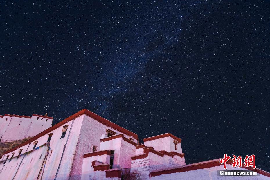 Fotos capturam extensão celeste noturna no Tibete