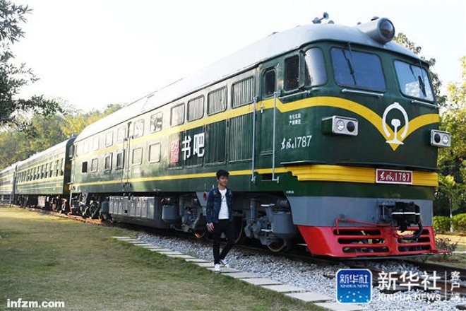 Trem aposentado transformado em livraria na China