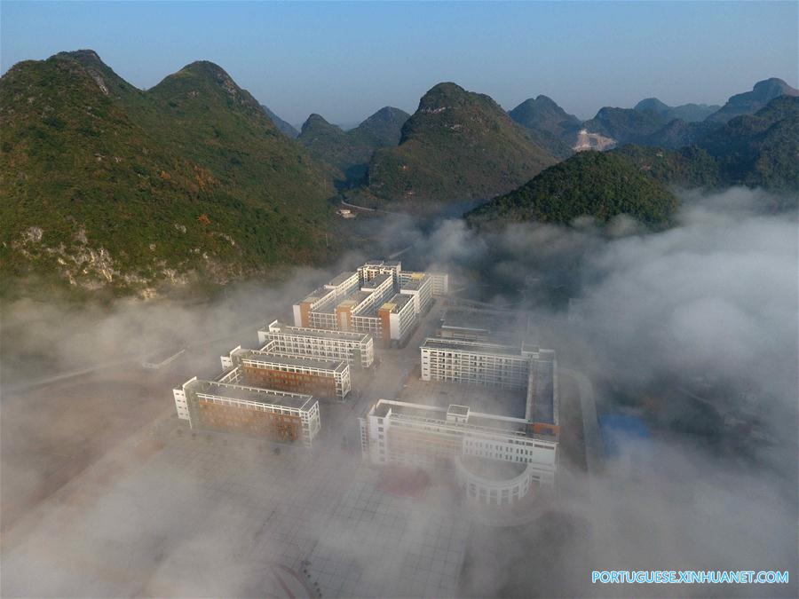 Pequena vila no sul da China coberta pelo nevoeiro
