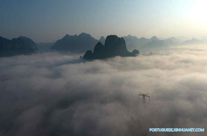 Pequena vila no sul da China coberta pelo nevoeiro