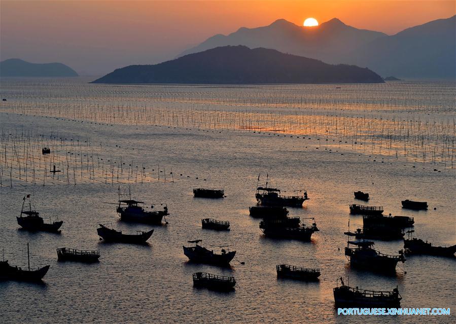 Linda paisagem ao pôr do sol de uma fazenda de alga marinha em Fujian