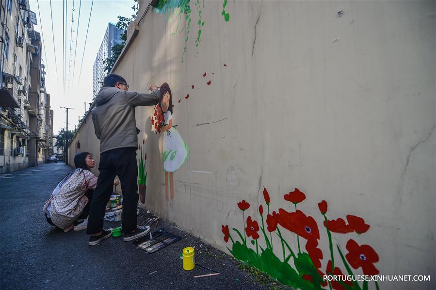 Voluntários revitalizam bairros antigos de Hangzhou com pinturas de parede