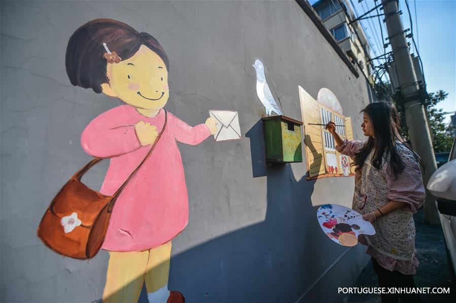 Voluntários revitalizam bairros antigos de Hangzhou com pinturas de parede
