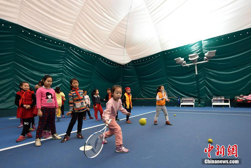 Escola em Hebei instala ginásio inflável para evitar a poluição