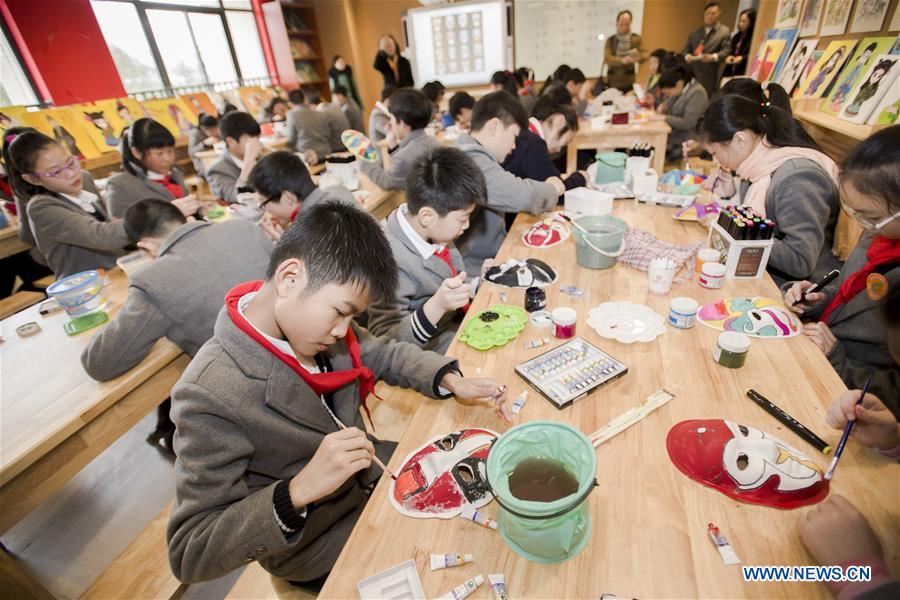 Hubei implementa projeto para introduzir teatro chinês nas escolas