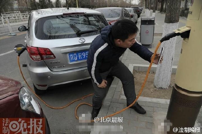 Beijing tem novos candeeiros de rua que permitem acesso à Internet e carregamento para automóveis elétricos