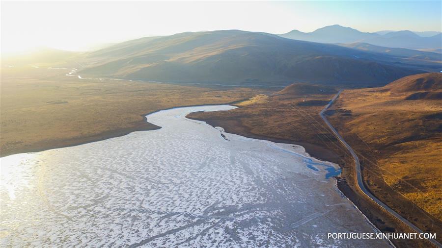 Paisagem do pântano em Maqu de Gansu