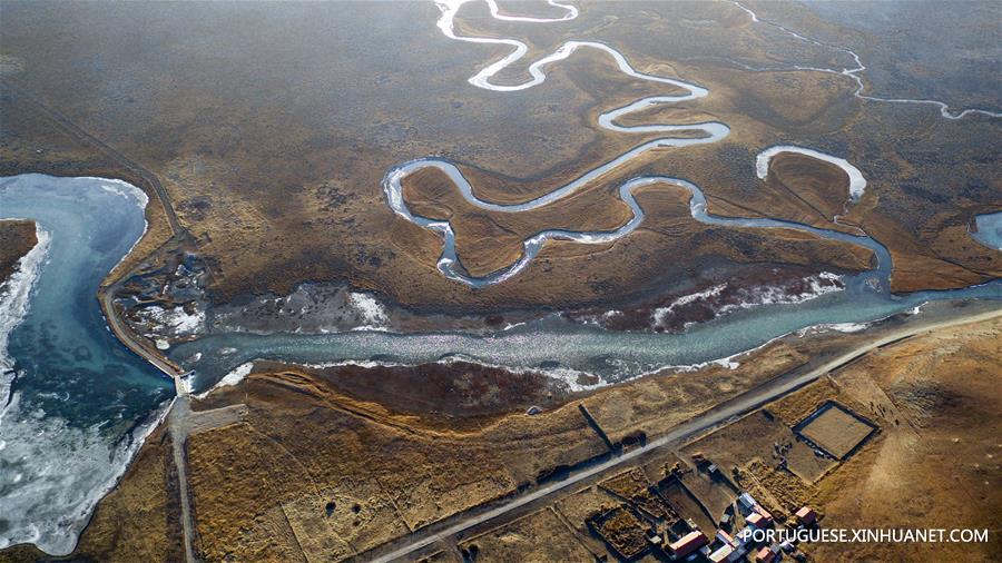 Paisagem do pântano em Maqu de Gansu