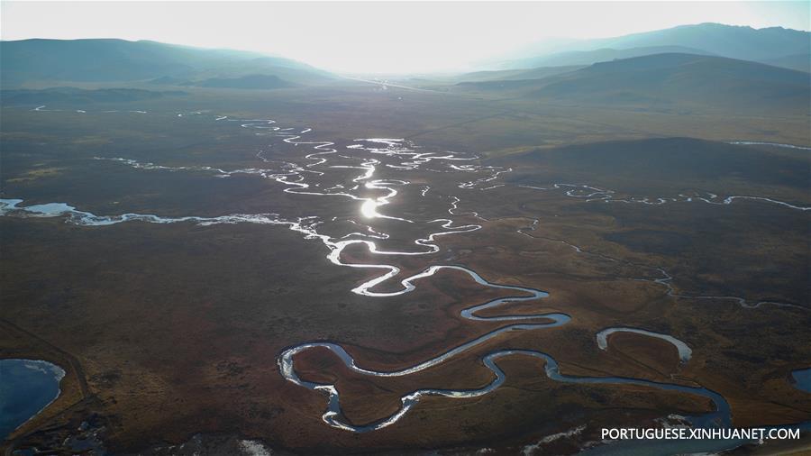 Paisagem do pântano em Maqu de Gansu