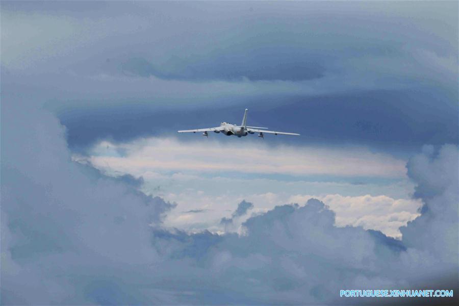Força Aérea da China realiza exercício em alto mar