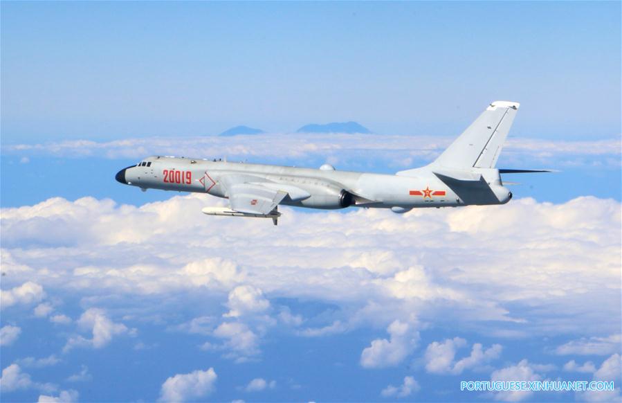 Força Aérea da China realiza exercício em alto mar