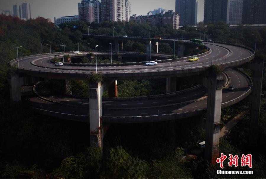 Vista aérea do viaduto rodoviário em espiral em Chongqing