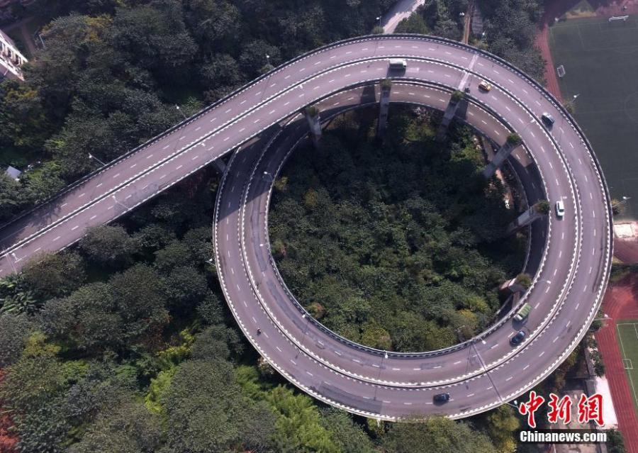Vista aérea do viaduto rodoviário em espiral em Chongqing