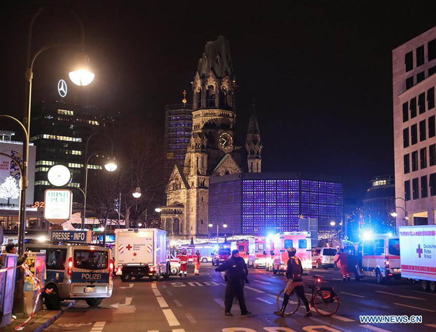 Caminhão abalroa multidão em Berlim e deixa nove mortos e mais de 50 feridos