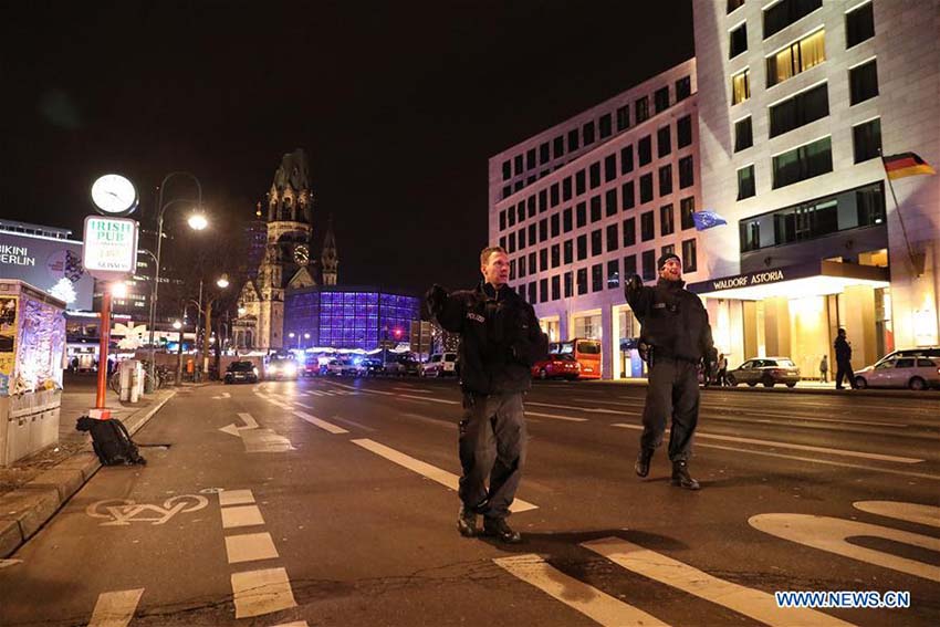 Caminhão abalroa multidão em Berlim e deixa nove mortos e mais de 50 feridos