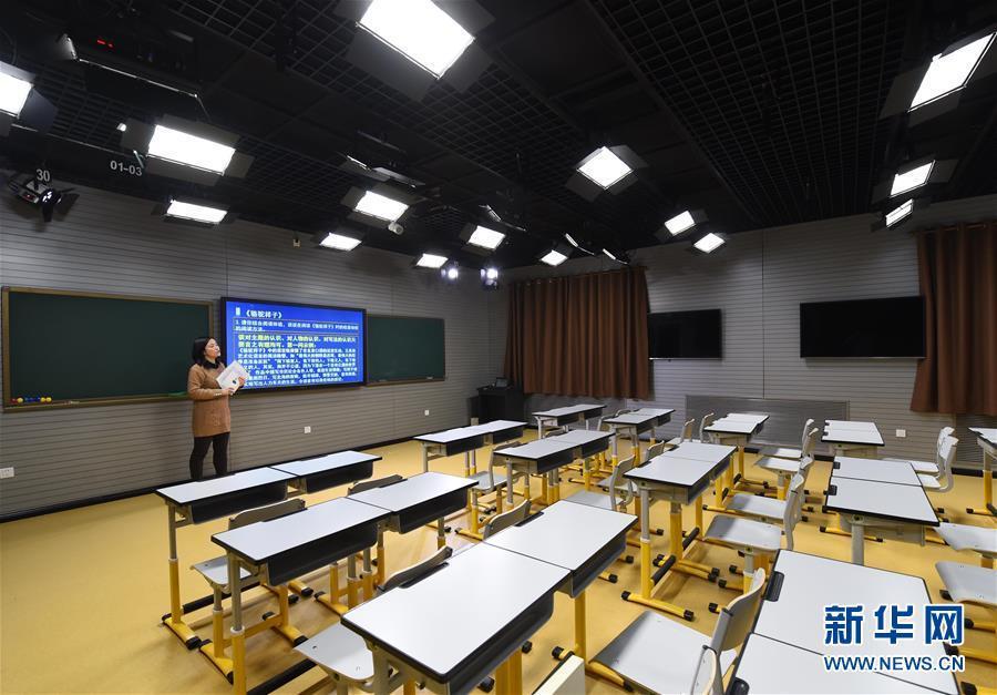 Professores em Beijing dão aulas online durante alerta vermelho de smog