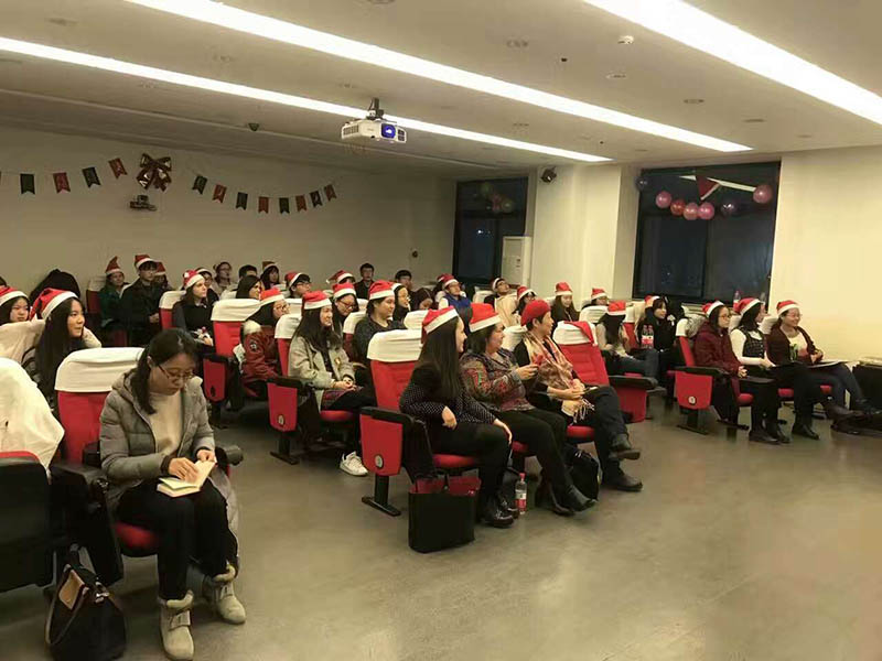 Universidade em Beijing realiza festa de natal à portuguesa